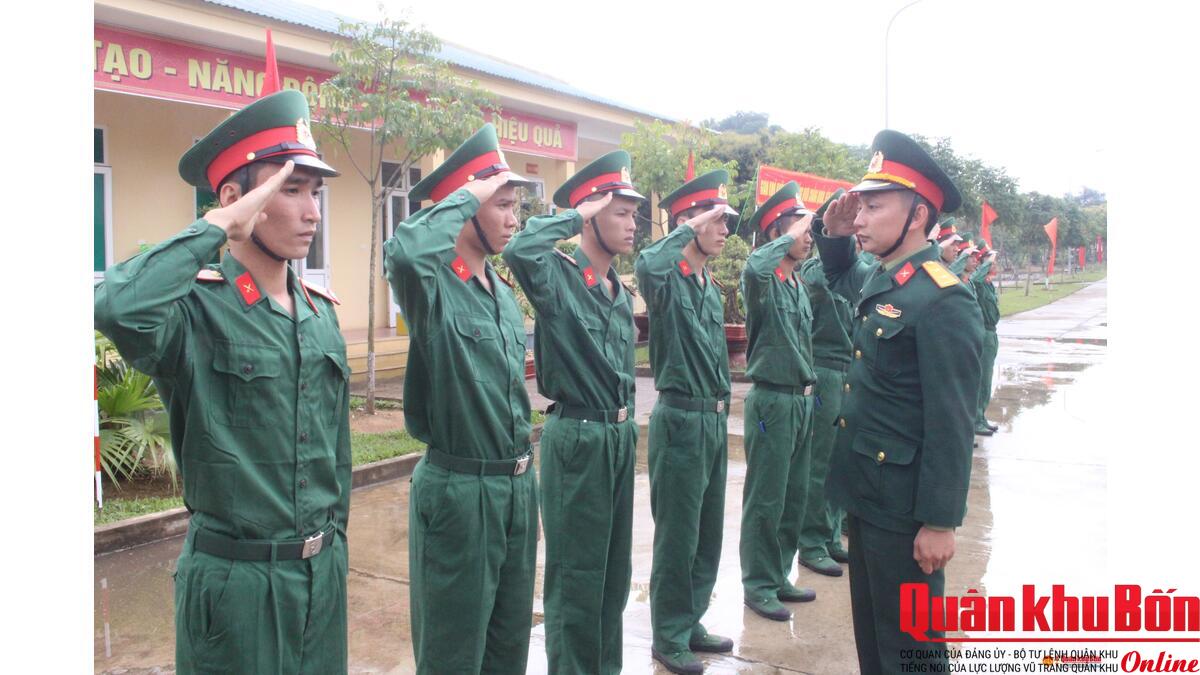 Chiến sĩ mới Tiểu đoàn 1 luyện tập điều lệnh đôi ngũ tay không. Chiến sĩ mới Tiểu đoàn 1 luyện tập điều lệnh đôi ngũ tay không.