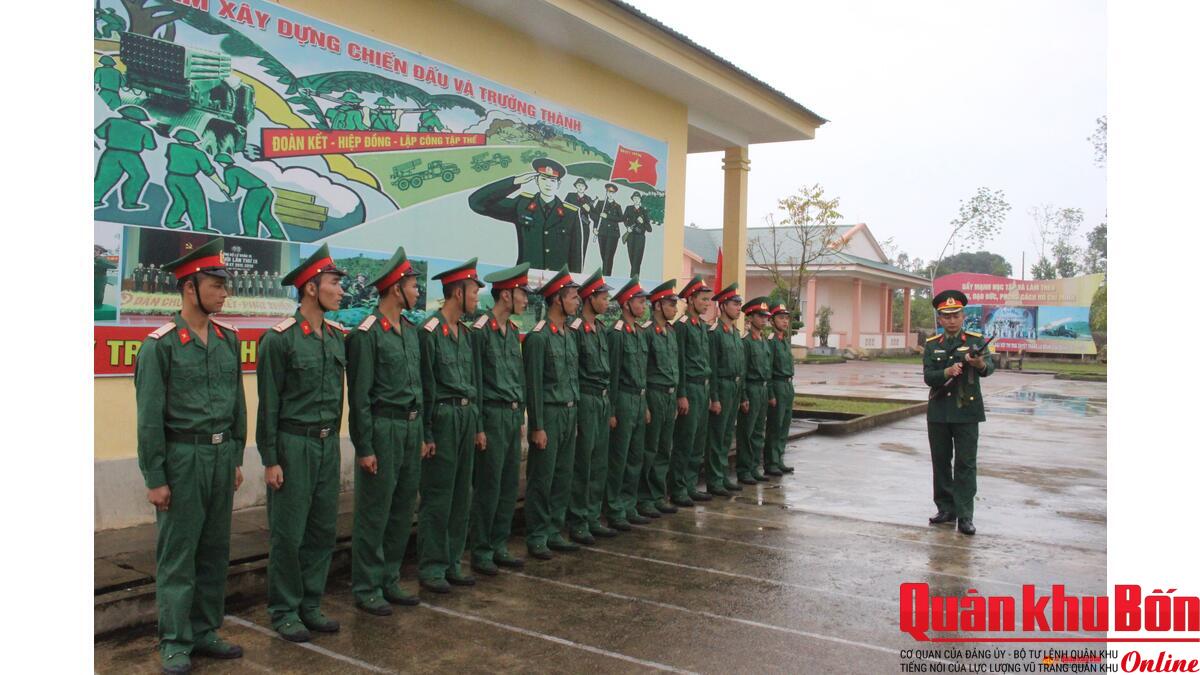 Cán bộ Tiểu đoàn 3 hướng dẫn bộ đội cách khám súng tiểu liên AK. Cán bộ Tiểu đoàn 3 hướng dẫn bộ đội cách khám súng tiểu liên AK.