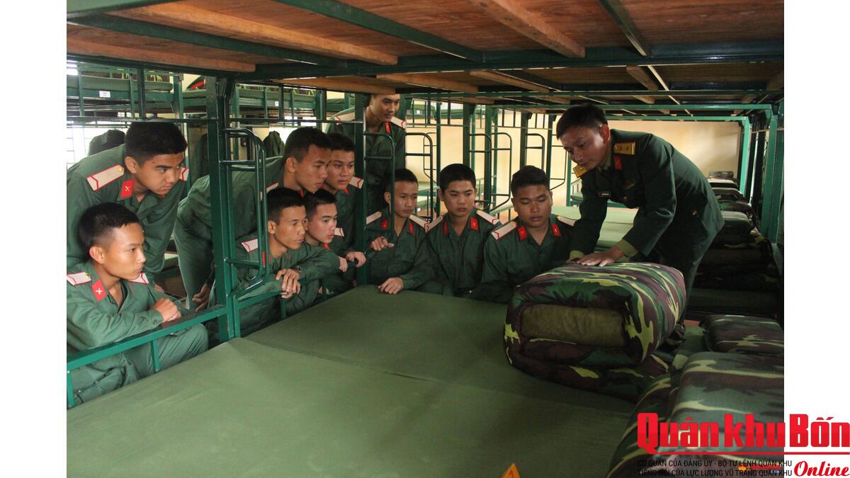 Cán bô Tiểu đoàn 1 hướng dẫn chiến sĩ mới cách gấp chăn màn mùa Đông. Cán bô Tiểu đoàn 1 hướng dẫn chiến sĩ mới cách gấp chăn màn mùa Đông.