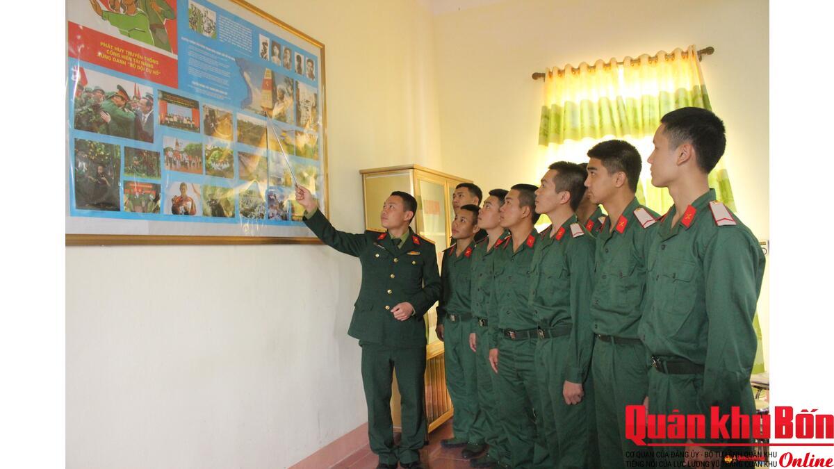 Các chiến sĩ mới được cán bộ giới thiệu về truyền thống Quân đội, truyền thống đơn vị. Các chiến sĩ mới được cán bộ giới thiệu về truyền thống Quân đội, truyền thống đơn vị.