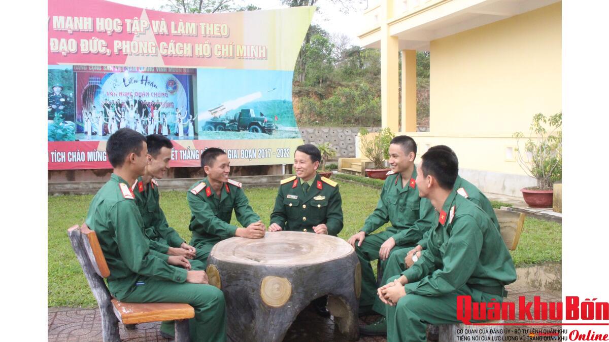 Cán bộ Tiểu đoàn 3 trò chuyện, nắm bắt tâm tư của chiến sĩ mới. Cán bộ Tiểu đoàn 3 trò chuyện, nắm bắt tâm tư của chiến sĩ mới.