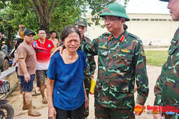 Tin Media: KỊP THỜI THĂM, ĐỘNG VIÊN VÀ CỨU TRỢ NHÂN DÂN VÙNG LŨ NGHỆ AN