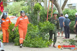 VIDEO: LỰC LƯỢNG VŨ TRANG QUÂN KHU 4 HỖ TRỢ CÁC ĐỊA PHƯƠNG KHẮC PHỤC HẬU QUẢ SAU BÃO