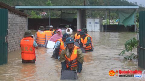 Lực lượng vũ trang huyện Diễn Châu (Nghệ An): Giúp nhân dân khắc phục hậu quả mưa lũ