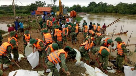 Bộ đội Trung đoàn 3 giúp dân chạy lụt