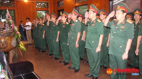 Thường vụ Đảng ủy - Bộ Tư lệnh Quân khu Dâng hoa, dâng hương tại Khu di tích Kim Liên