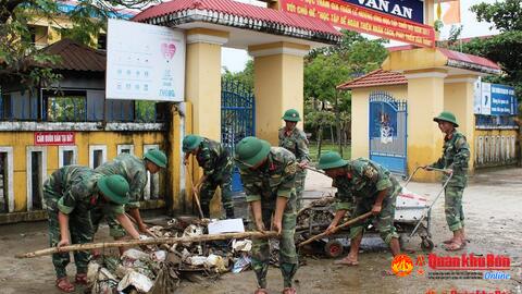 Sư đoàn 968: Hơn 200 cán bộ, chiến sĩ giúp nhân dân tỉnh Thừa Thiên Huế khắc phục hậu quả mưa lũ.