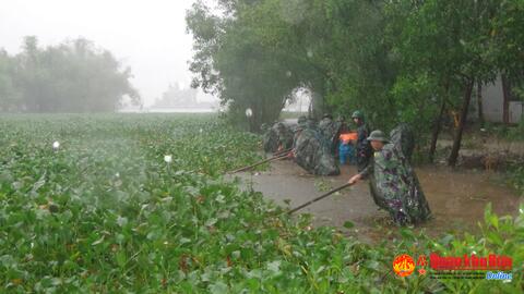 Bộ CHQS Thừa Thiên Huế: Huy động lực lượng giúp nhân dân khắc phục hậu quả lũ lụt