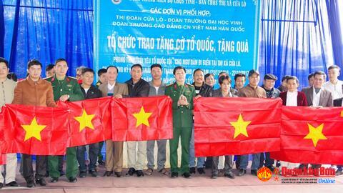 Bộ CHQS tỉnh Nghệ An tặng Cờ Tổ quốc cho ngư dân thị xã Cửa Lò