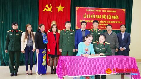 Ban CHQS thành phố Vinh:  Ký kết giao ước kết nghĩa và tặng quà phụ nữ vùng giáo xã Nghi Kim