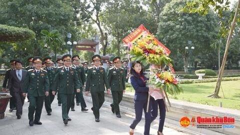 Bộ Tư lệnh Quân khu: Dâng hương, dâng hoa tại Khu di tích Kim Liên và Nghĩa trang liệt sỹ thành phố Vinh