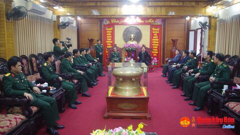 Bộ CHQS thủ đô Viêng Chăn (Lào) thăm và chúc Tết Bộ Tư lệnh Quân khu