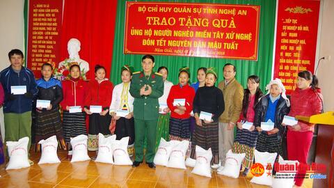 Bộ CHQS tỉnh Nghệ An: Quà Tết đến với các hộ nghèo huyện Nghi Lộc và Quế Phong