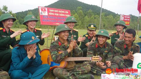 Hội Phụ nữ Bộ CHQS tỉnh Quảng Bình: Động viên, tặng quà chiến sĩ mới trên thao trường