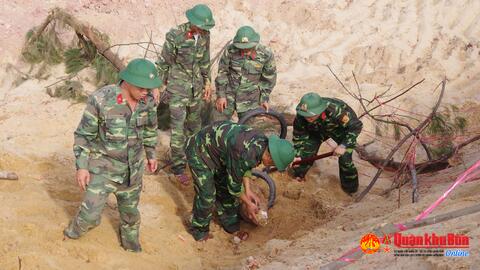 Bộ CHQS Quảng Bình: Vận chuyển an toàn quả bom 500 LBS (bảng Anh)
