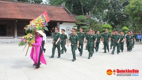 Đoàn đại biểu Hội thảo Chiến thắng Đường 9 – Khe Sanh dâng hương Chủ tịch Hồ Chí Minh tại Kim Liên – Nam Đàn.