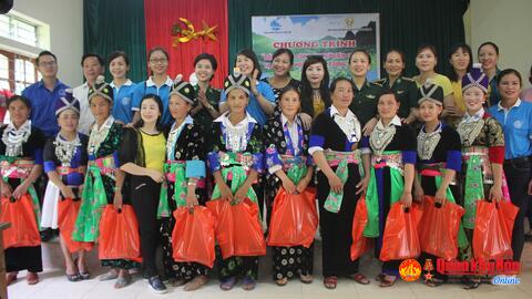 Chương trình “Đồng hành cùng phụ nữ biên cương” tặng quà phụ nữ xã biên giới Nghệ An