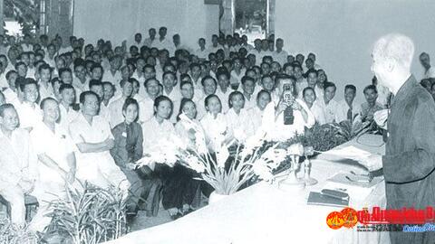 Chính trị là linh hồn, chuyên môn là cái xác