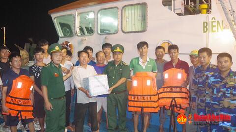 Bộ đội biên phòng Nghệ An cứu hộ thành công 17 ngư dân và tàu cá gặp nạn