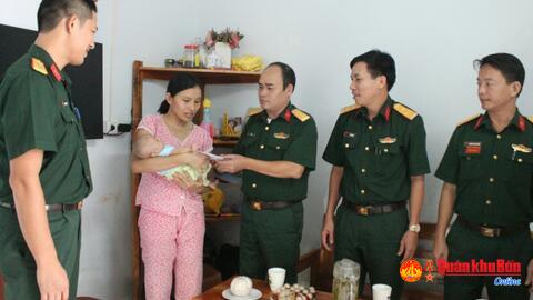 Ban CHQS huyện Quỳ Châu (Bộ CHQS tỉnh Nghệ An): Trao tặng tiền hỗ trợ cho quân nhân có hoàn cảnh khó khăn