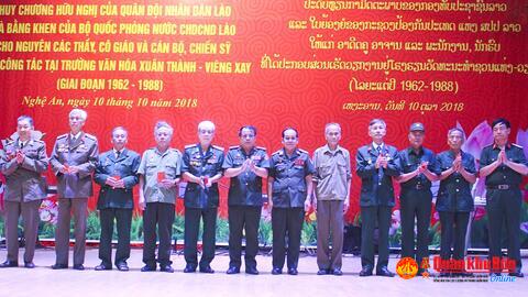 Trường Hạ sĩ quan số 2 Viêng Xay (Lào): Trao tặng Huy chương Hữu nghị của Quân đội nhân dân Lào và Bằng khen của Bộ Quốc phòng nước CHDCND Lào