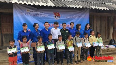 Các tổ chức quần chúng Vietnam Ariline, tỉnh Nghệ An, BĐBP Nghệ An: Tổ chức Chương trình “Em vui đến trường” tặng quà xã biên giới.