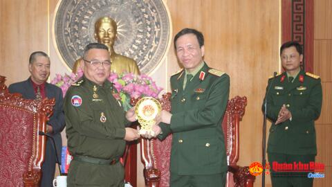 Đoàn cán bộ Nghiên cứu chiến lược Quân đội Hoàng gia Campuchia thăm, làm việc tại Quân khu 4.
