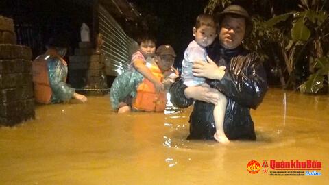 Bộ CHQS tỉnh Quảng Trị: Di dời khẩn cấp hơn 200 hộ dân bị ngập lụt trong đêm