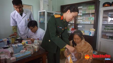 Bộ CHQS tỉnh - Sở Y tế tỉnh Quảng Trị: Khám, cấp thuốc miễn phí cho gần 400 đối tượng chính sách