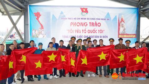 Đoàn Thanh niên Bộ CHQS tỉnh Nghệ An: 2.000 lá cờ Tổ quốc tặng ngư dân thị xã Hoàng Mai