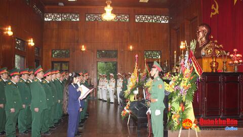 Quân khu 4: Dâng hương, dâng hoa tưởng niệm Chủ tịch Hồ Chí Minh và các Anh hùng liệt sỹ.