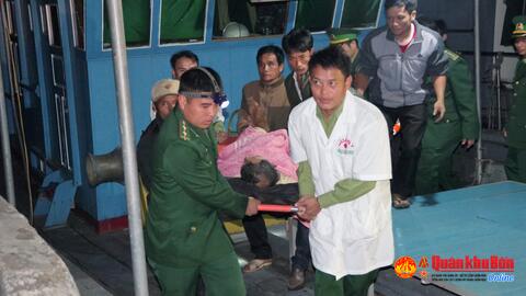Bộ đội Biên phòng tỉnh Nghệ An: Cấp cứu 1 nạn nhân bị tai nạn lao động trên biển