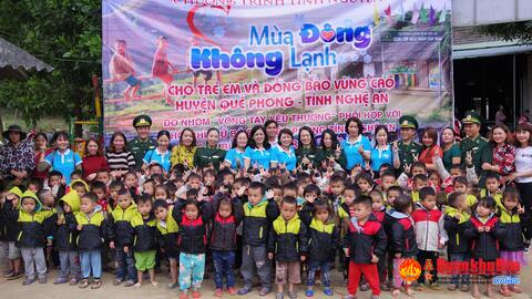 Chương trình “Mùa đông không lạnh” tặng quà đồng bào nghèo ở xã biên giới Nghệ An