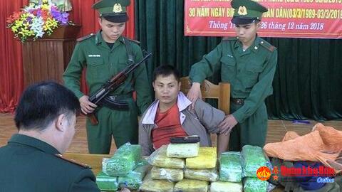 Các lực lượng Bộ đội Biên phòng phối hợp bắt đối tượng người Lào vận chuyển số lượng lớn ma túy
