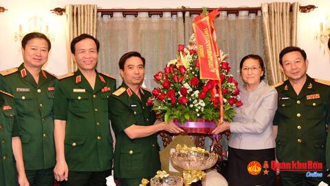 Bộ tư lệnh Quân khu 4:  Thăm, chào xã giao Chủ tịch Quốc hội Nước Cộng hòa DCND Lào.
