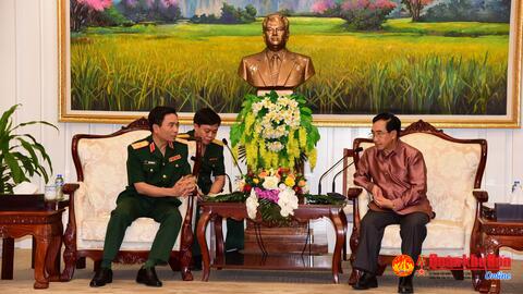 Bộ tư lệnh Quân khu 4 thăm, chúc mừng Ban Bí thư và Bộ Quốc phòng Lào.