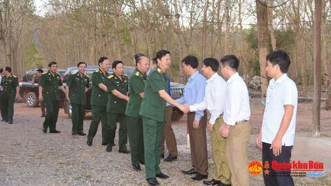 Bộ tư lệnh Quân khu thăm, chúc tết các đơn vị làm nhiệm vụ tại Lào.