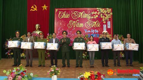 Tặng quà, chúc tết cán bộ, chiến sĩ và nhân dân huyện đảo Cồn Cỏ