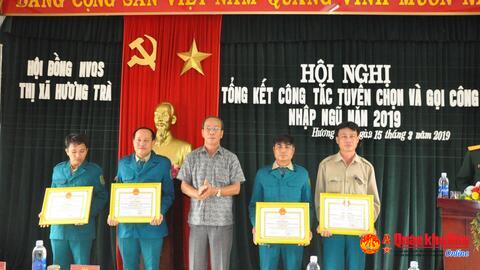 Thị xã Hương Trà (Thừa Thiên Huế): 4 tập thể và 3 cá nhân được khen thưởng trong công tác tuyển quân năm 2019.