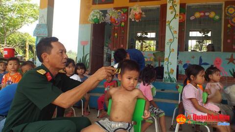 Ban CHQS Tuyên Hóa (Quảng Bình): Tổ chức bữa cơm tình thương tại điểm trường mầm non