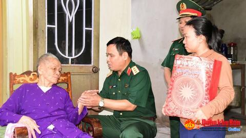 Thượng tướng Lê Chiêm – Thứ trưởng Bộ Quốc phòng thăm, tặng quà các gia đình chính sách tại tỉnh Quảng Trị.