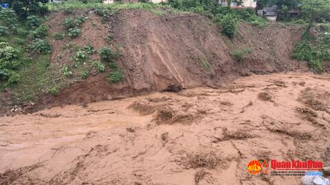 Mưa lớn gây lũ quét tại các huyện miền núi tỉnh Thanh Hóa, các đơn vị khẩn trương giúp nhân dân khắc phục hậu quả.