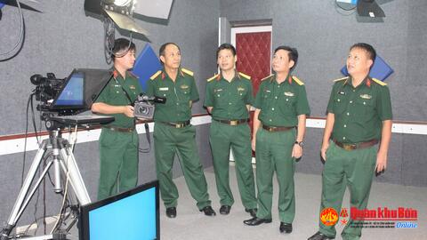 Đoàn công tác Báo Quân khu 4 thăm quan và trao đổi nghiệp vụ tại Báo Quân khu 5