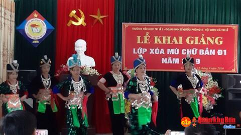 Đoàn Kinh tế - Quốc phòng 4:  Khai giảng lớp học sau xoá mù cho người dân tộc H Mông.