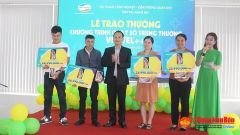 4 khách hàng ở Nghệ An trúng thưởng điện thoại iPhone XS Max 64GB khi sử dụng Viettel++