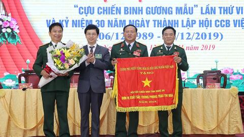Hội Cựu chiến binh Nghệ An đón nhận cờ thi đua của Chính phủ