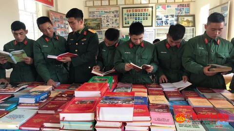 Bộ CHQS tỉnh Thanh Hóa tổ chức tuyên truyền, giới thiệu sách, báo, tài liệu lưu động