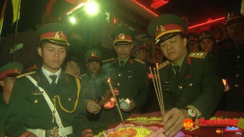 Bộ CHQS tỉnh Quảng Trị tổ chức “Đêm hoa đăng” tri ân các anh hùng liệt sĩ