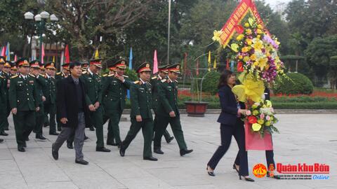 Thường vụ Đảng ủy, Bộ Tư lệnh Quân khu 4 dâng hương, dâng hoa tưởng niệm Chủ tịch Hồ Chí Minh