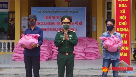 Bộ CHQS tỉnh Thừa Thiên Huế trao 3 tấn gạo hỗ trợ các đối tượng bị ảnh hưởng bởi dịch Covid-19
